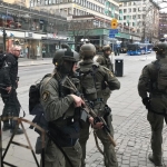 Tungt beväpnad grönklädda poliser i samband med terrordådet i Centrala Stockholm. När terrorn kom till Sverige - Kristoffer Samsing
